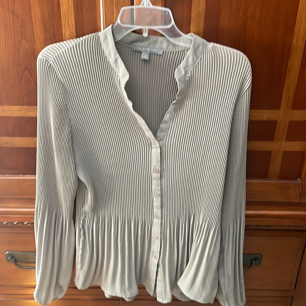SOLD!! NY collection fun top.